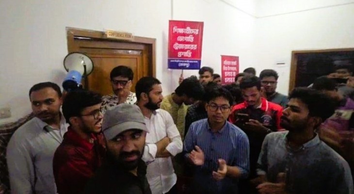 ঢাবির সিন্ডিকেট সভা ঘিরে বিক্ষোভ :স্লোগানে উত্তাল সিনেট